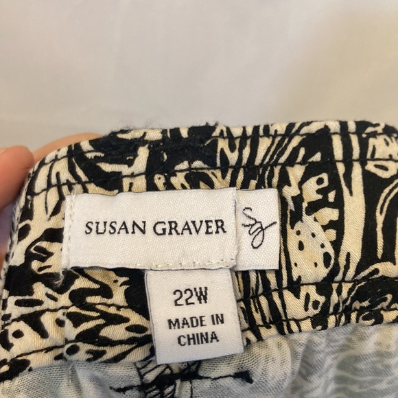 Susan Graver Black & White Floral Patterned Cropped Capri Pants Size 22W - Picture 7 of 8